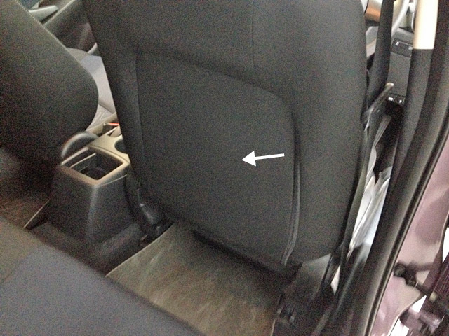前席の後ろが空洞。