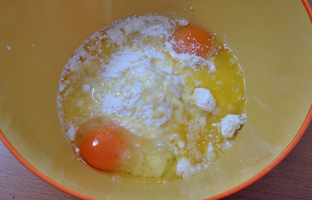 ミックス粉と卵、バター、牛乳を投入。