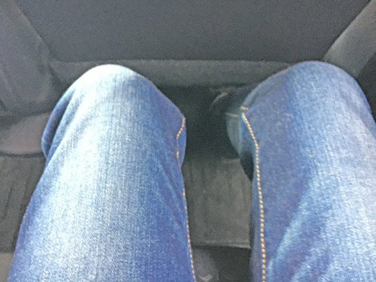 ロッキーの後席では、前席の下に足を入れるスペースがある。