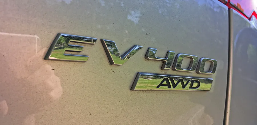 EV400 AWDエンブレム