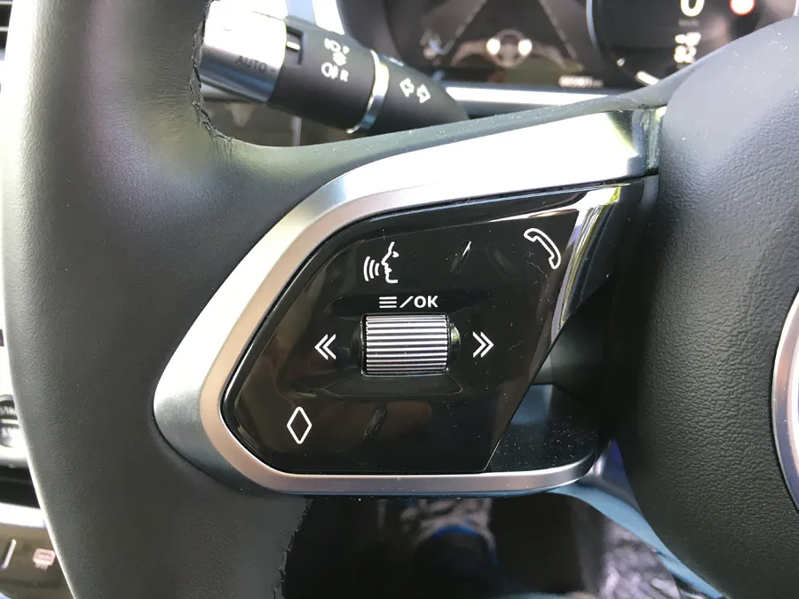 ステアリング左ボタンはハンズフリー通話やメニュー選択ジョグダイヤル機能