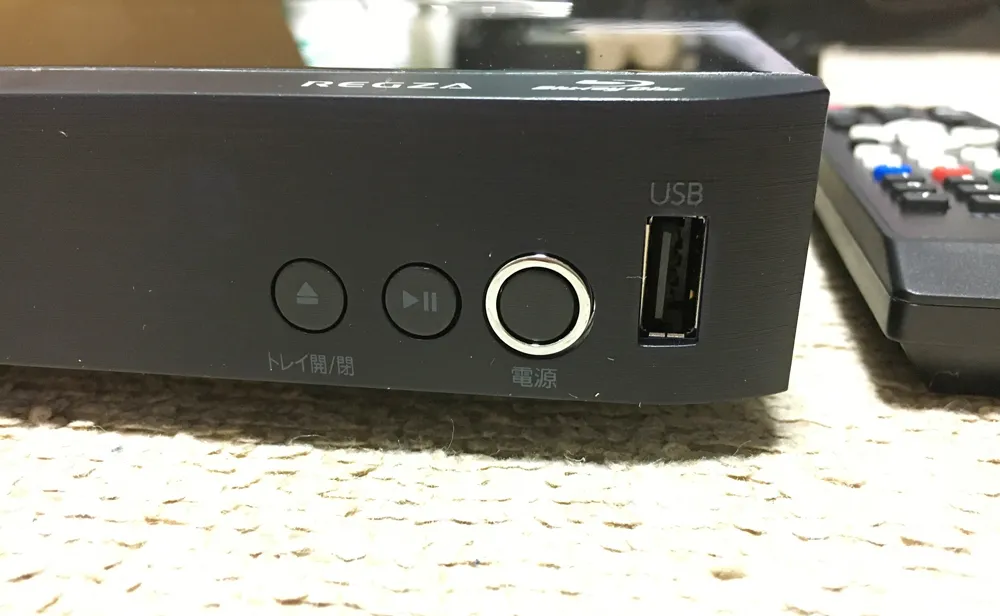 DBP-S500はボタンが少ない。USBポート付き