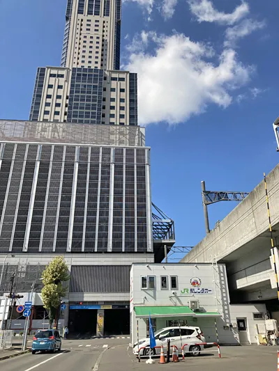 レンタル819駅レンタカー札幌店と札幌JRタワー