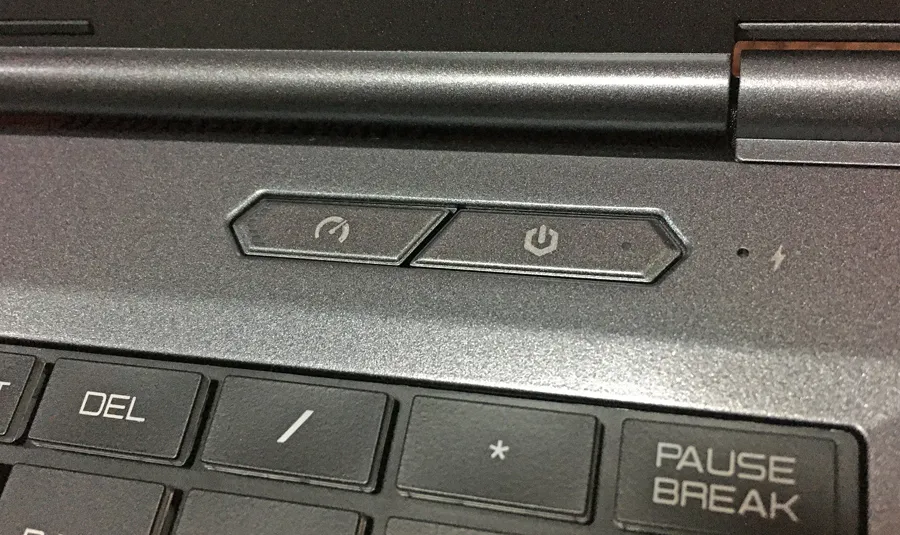 電源ボタンは１発で反応しないことがある。左はファンボタン。