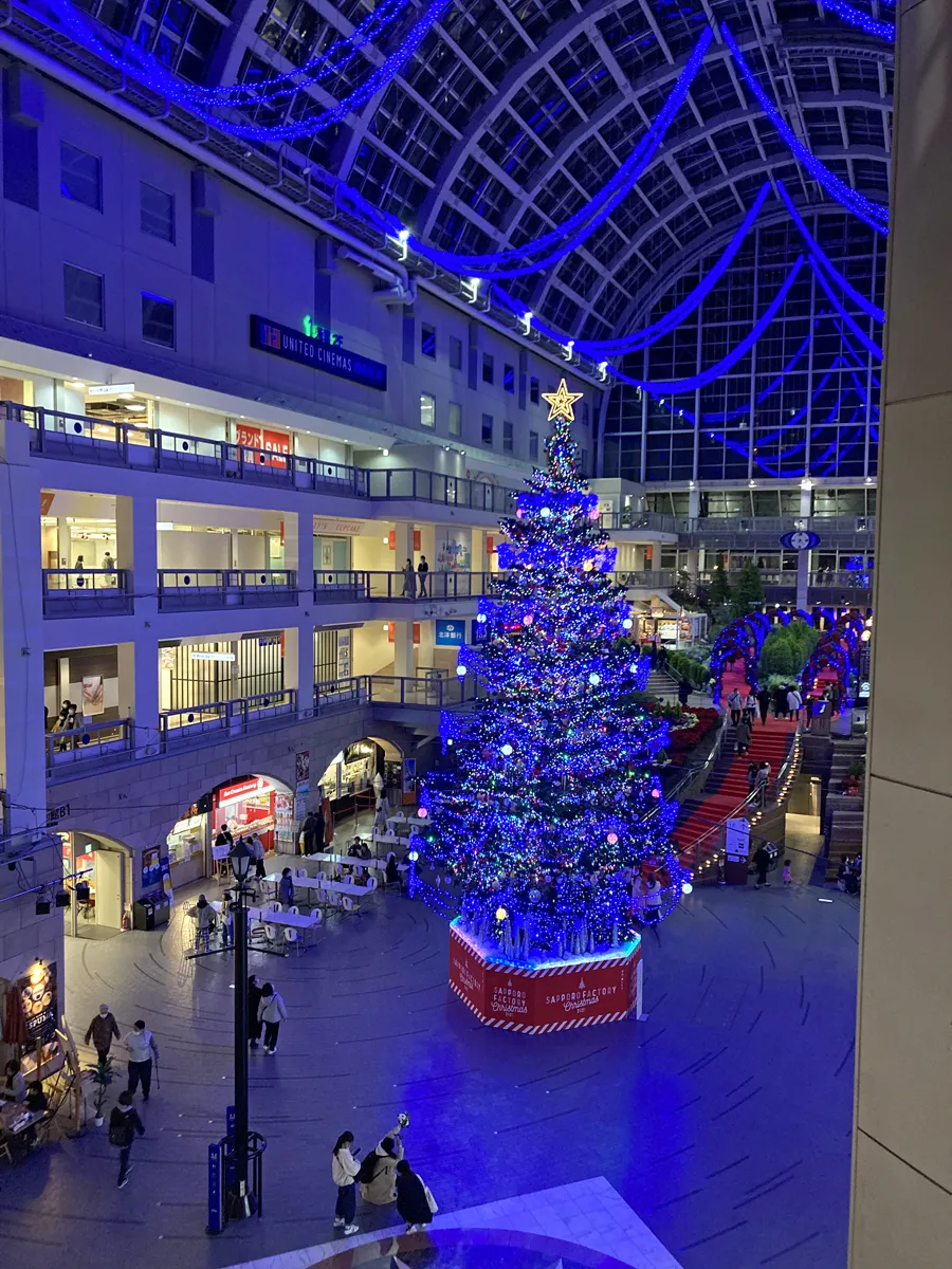 札幌ファクトリーの巨大クリスマスツリー