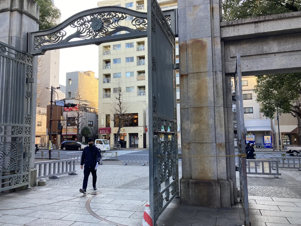 東京大学の門をウラからパチリ。