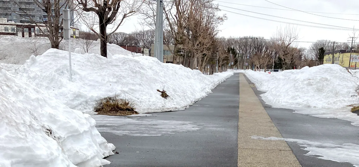 北海道札幌は雪がまだ残っています。