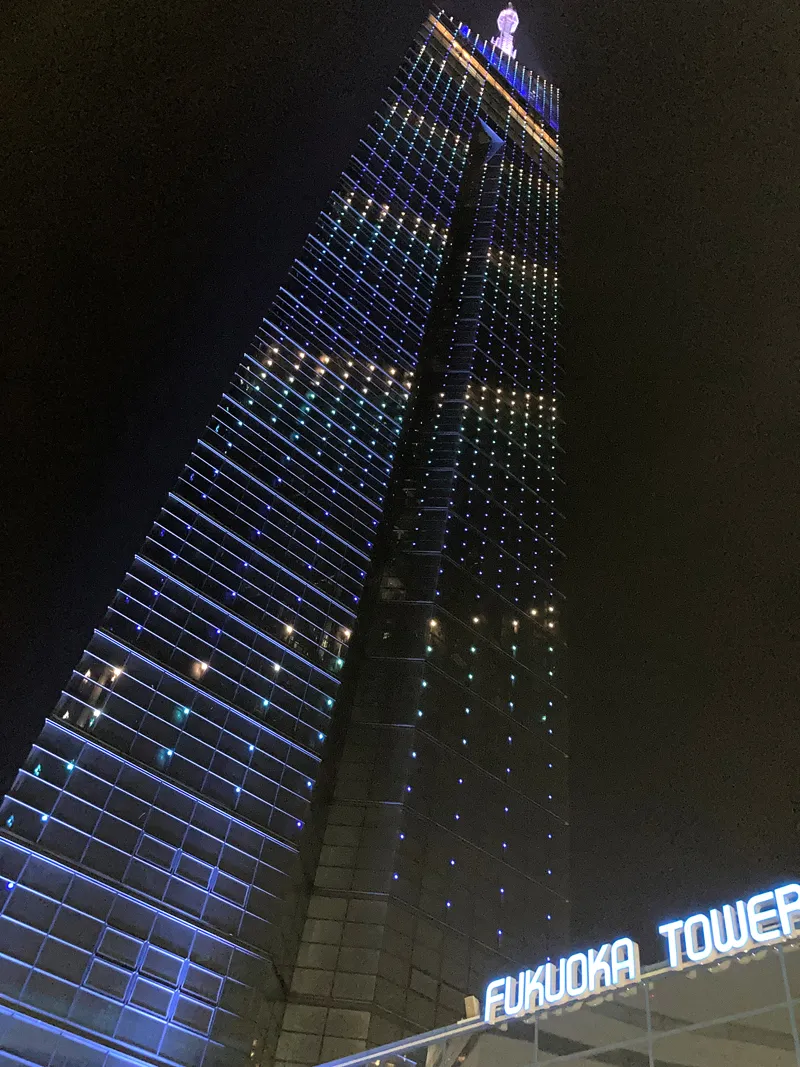 なんだこのサイバーパンクな建物は！！これが福岡タワーなのか！！