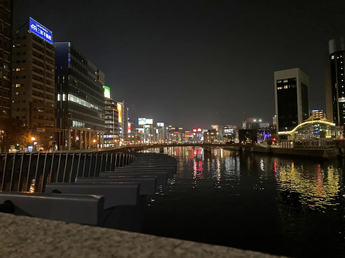 深夜の那珂川と福岡繁華街。