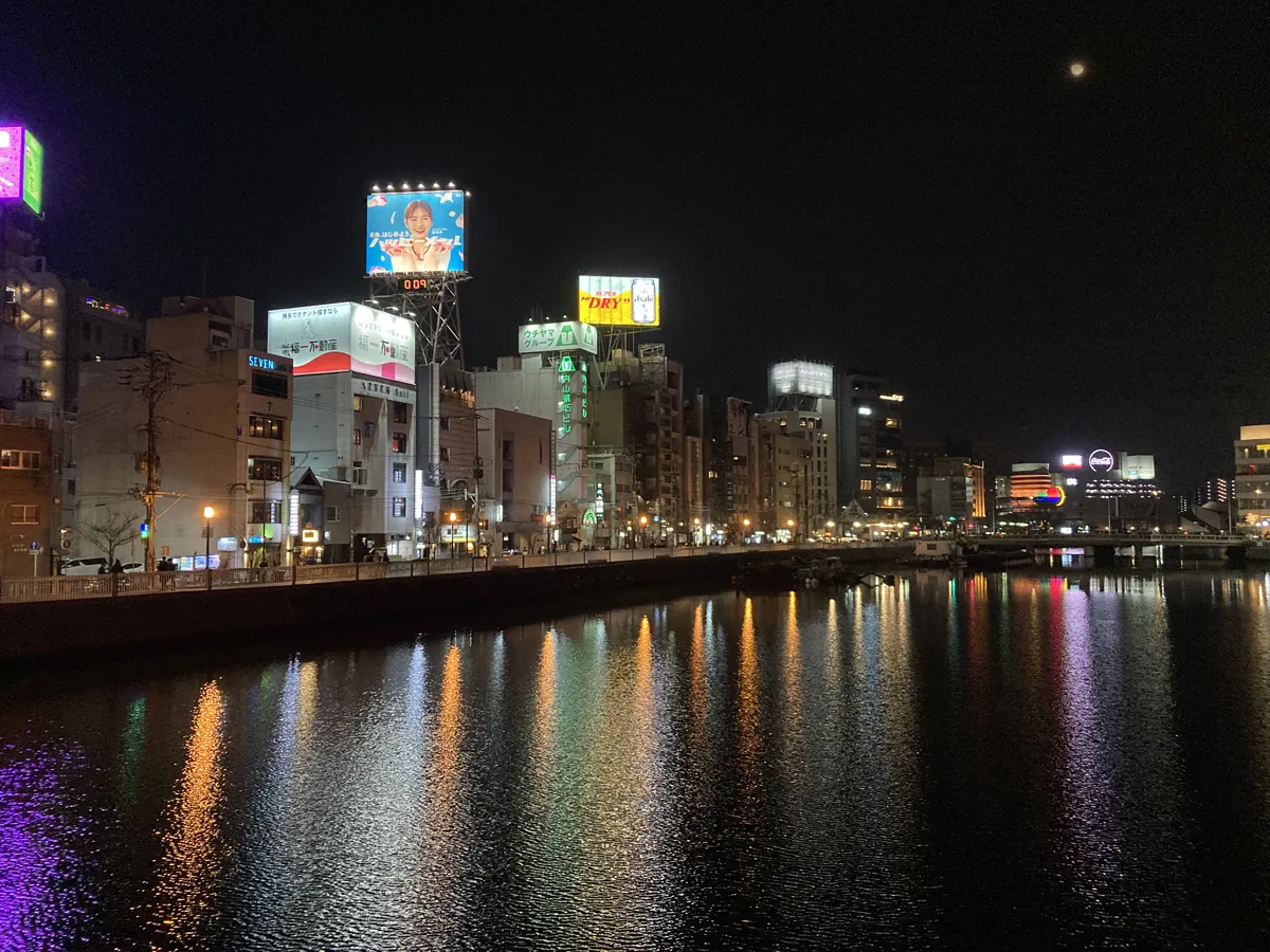 那珂川と福岡繁華街の夜が更ける。