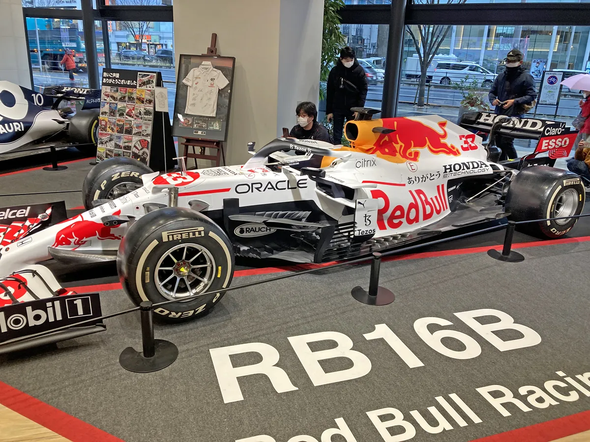 2021年にホンダがエンジンを提供したF1チーム「レッドブル」が優勝。その日本GPの際のカラーリング。