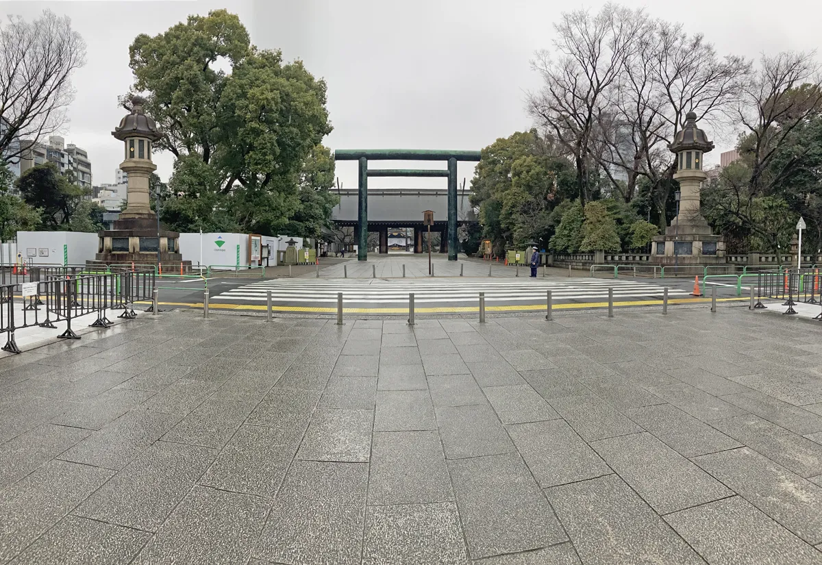 靖國神社の第二鳥居の奥に神門。開門しています。