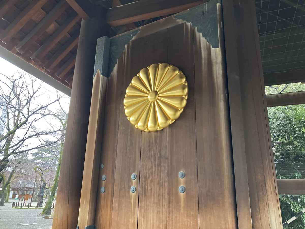菊の紋と神門（靖国神社）