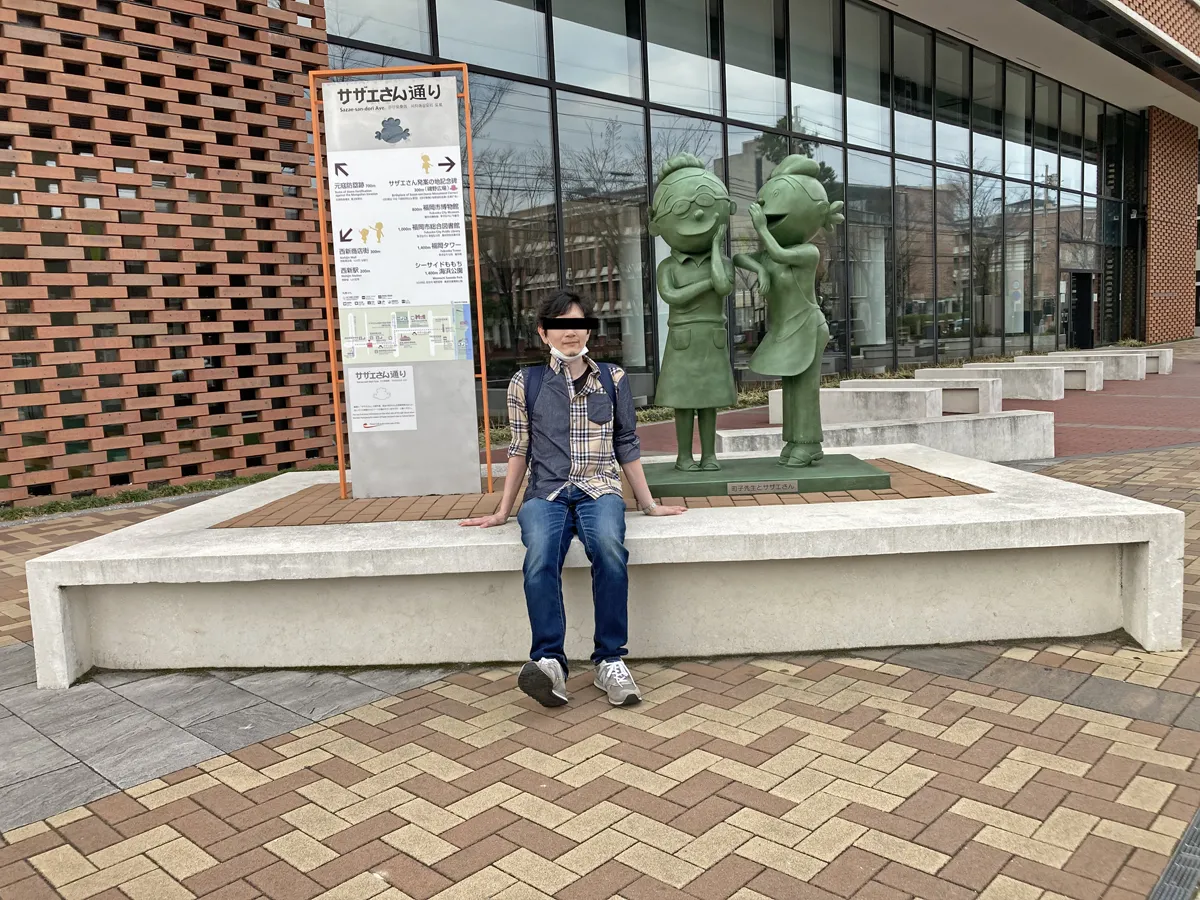 福岡市早良区西新のサザエさんと長谷川町子先生の銅像と記念撮影