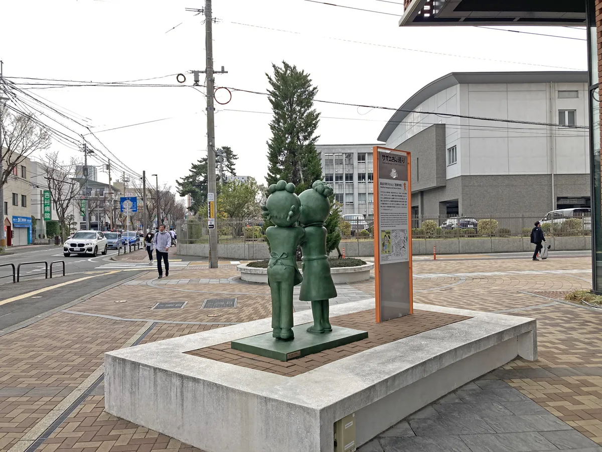 サザエ＆町子先生の銅像をウラから撮影