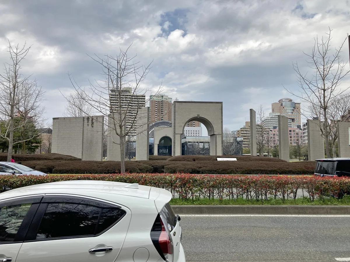 道路の向こう側に福岡市博物館