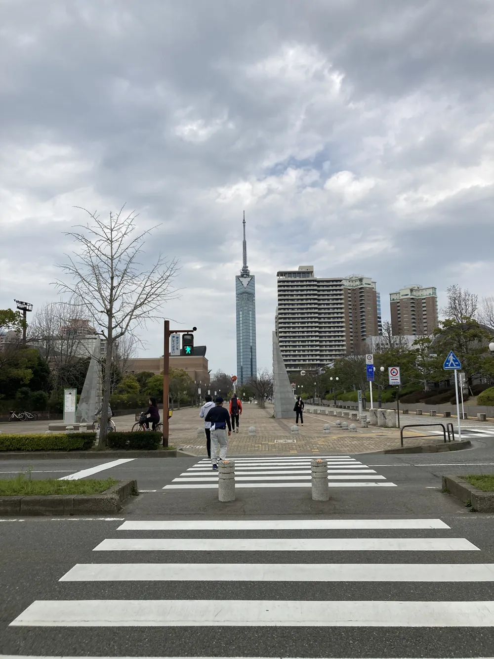 よかトピア通りから福岡タワーを見上げる。