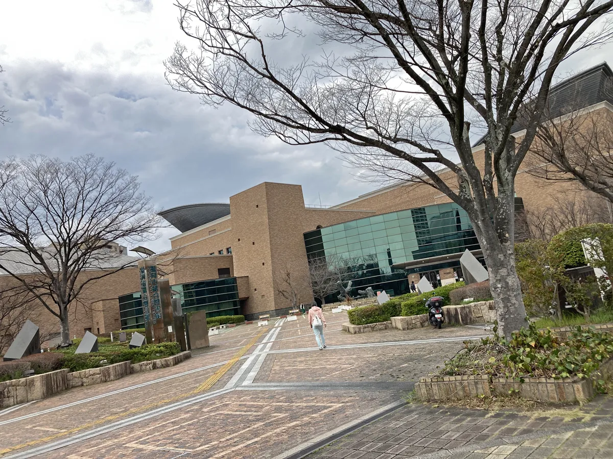 こちらは福岡市総合図書館。これまた立派な建物ですねぇ。
