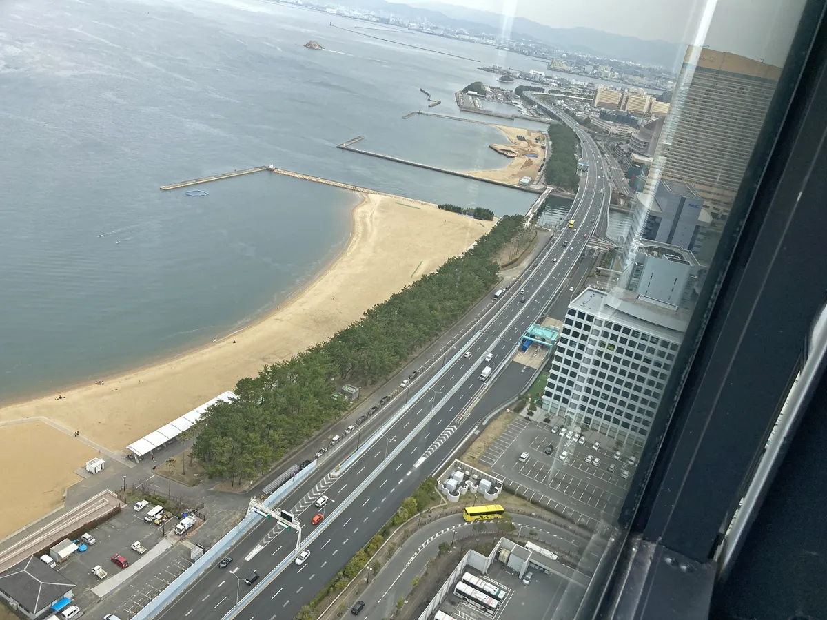 福岡タワー展望室からの百道浜の写真その右。ちらっと福岡ドーム。