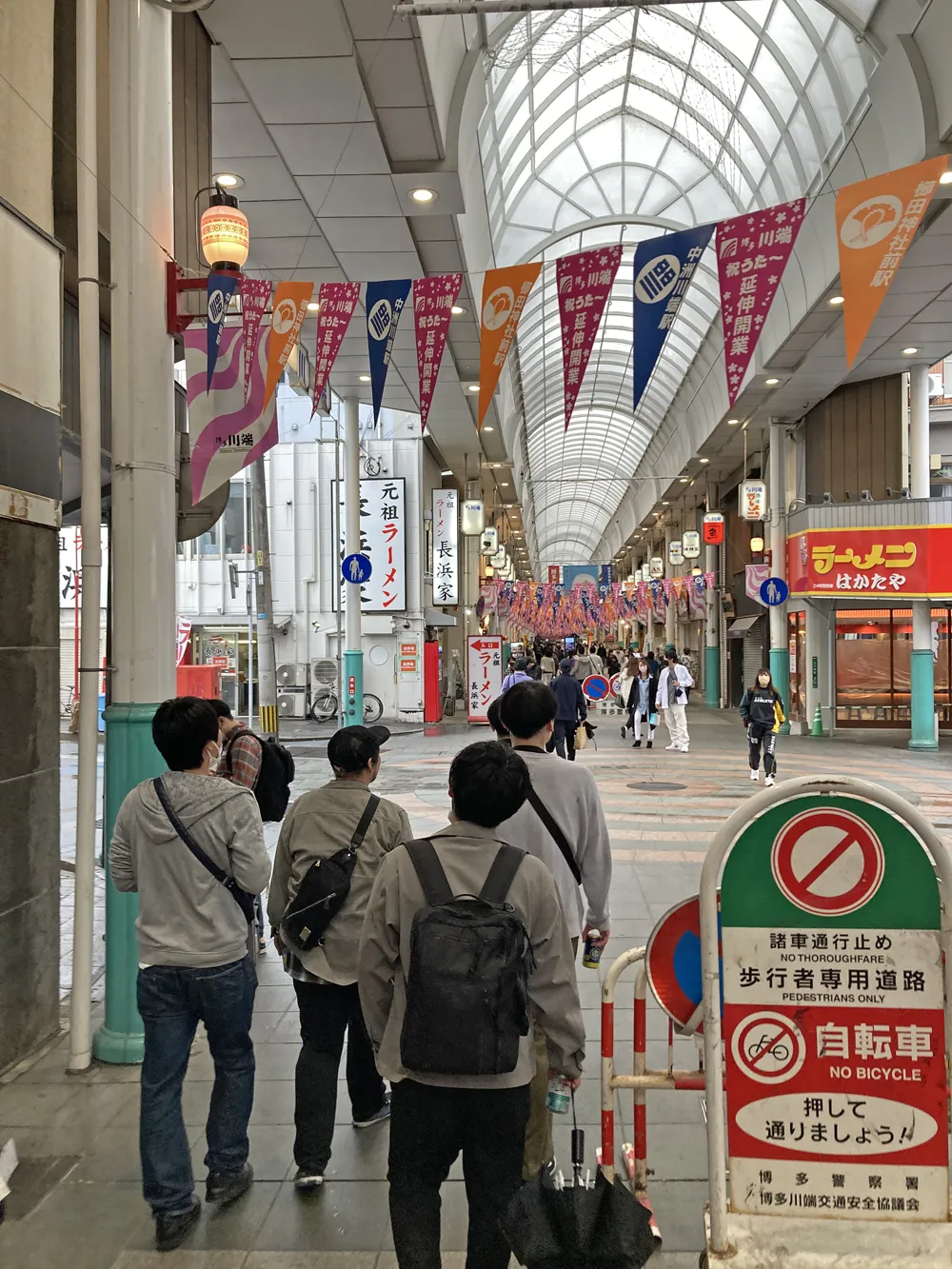 博多川横の川端通商店街を通る。
