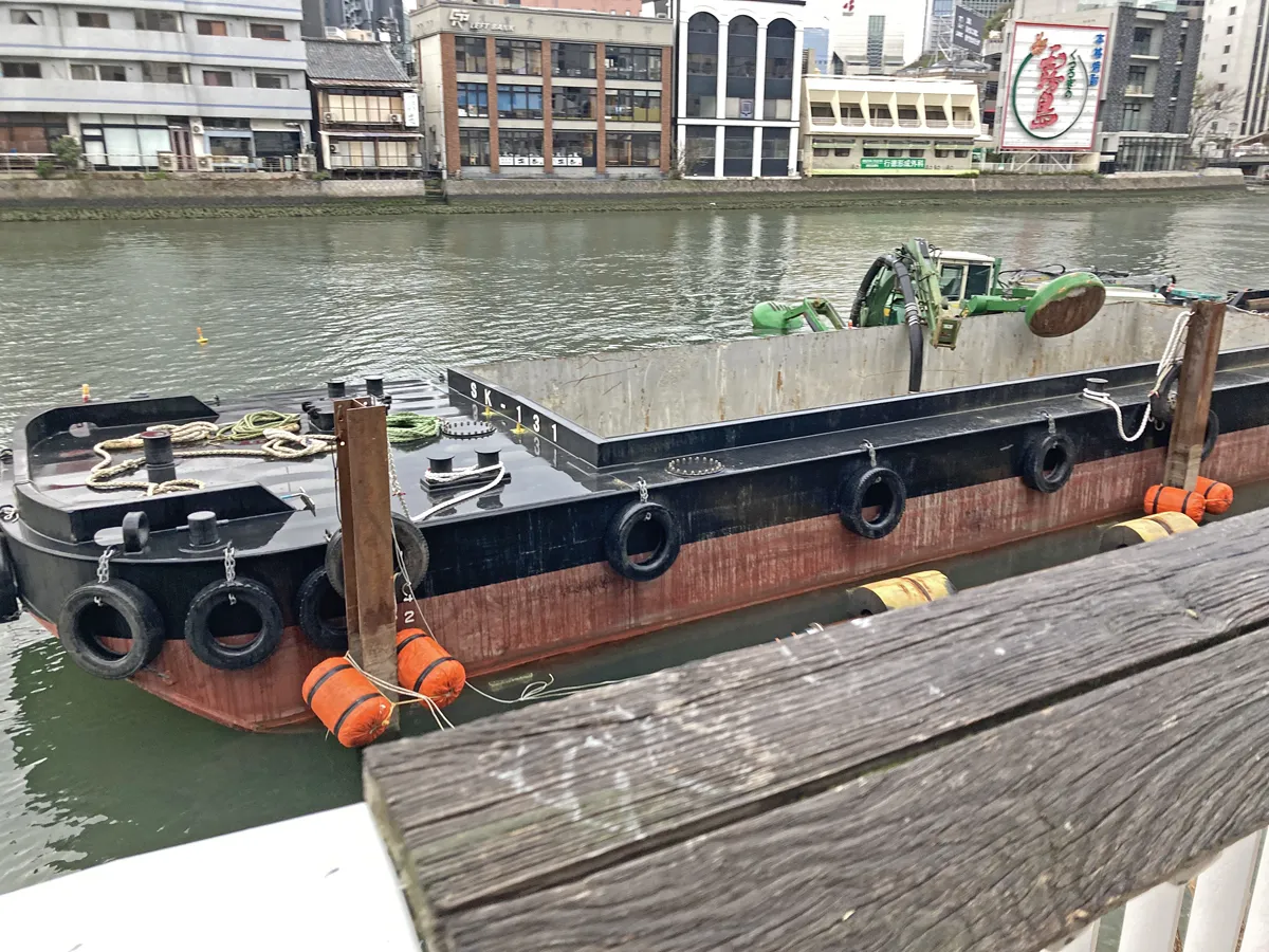 博多川をクリーンに。掃除用のサルベージ船が稼働しておりました。