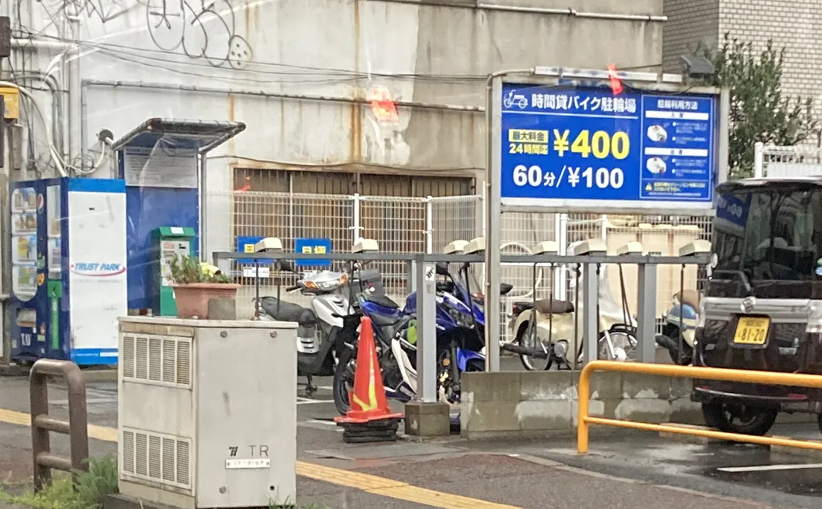 北海道ではまずお目にかかることが無いバイク専用駐車場スペース。