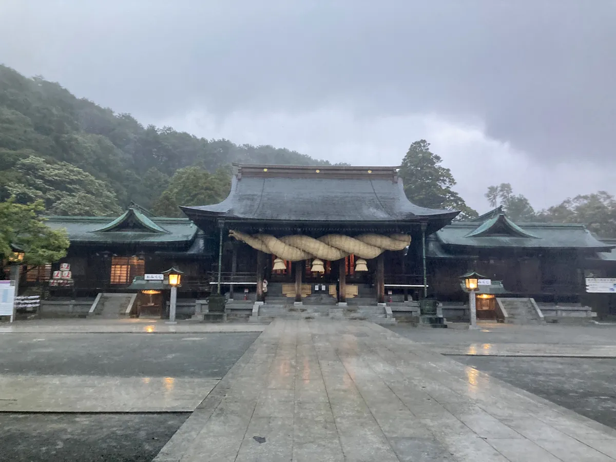 宮地嶽神社の本殿前で急な土砂降りに見舞われる。