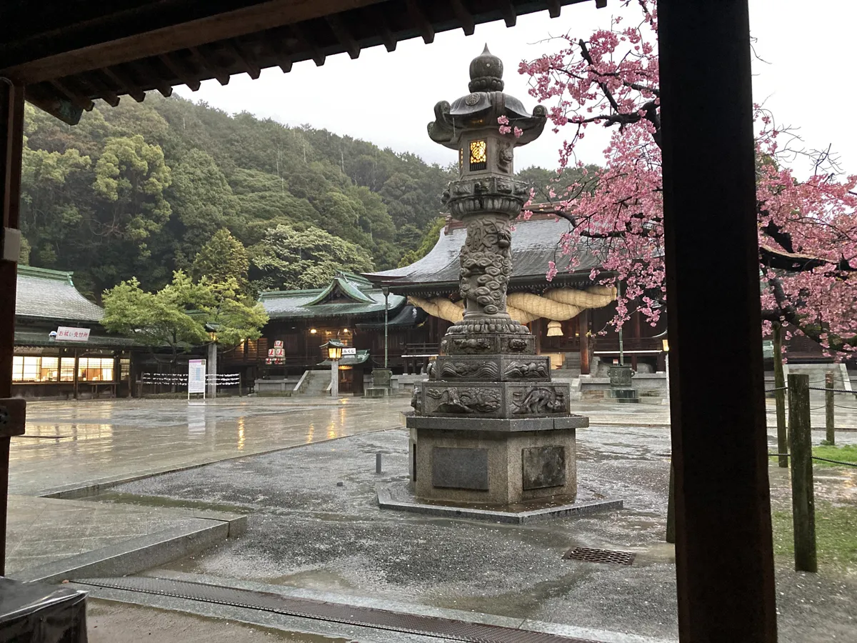宮地嶽神社の門の下で雨宿り。