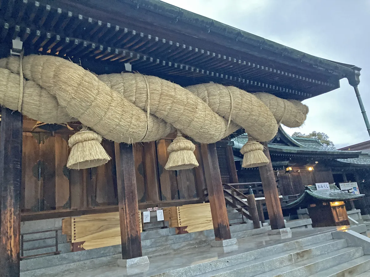 短いサイクルで取り替える「巨大しめ縄」として宮地嶽神社のしめ縄は日本一。