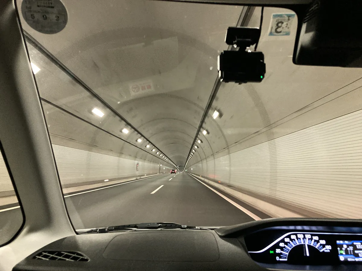 大分方面、高速道路のトンネル。クルーズコントロールが欲しい。