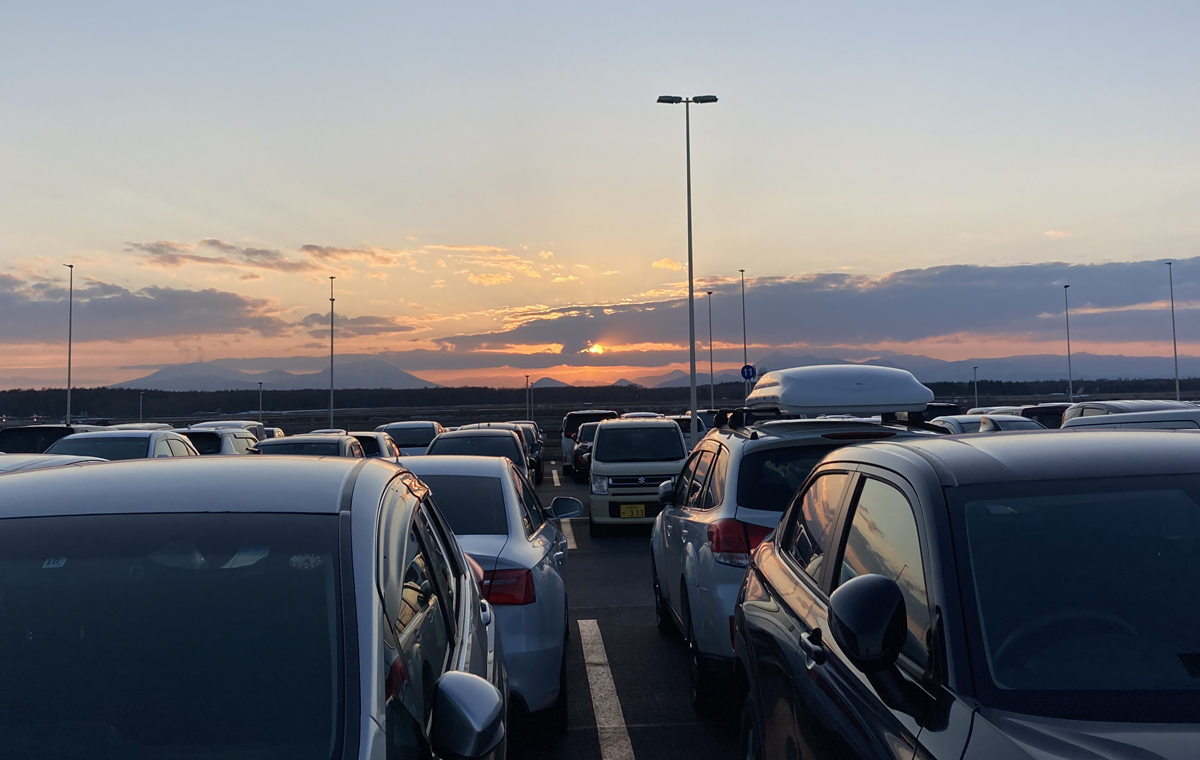 夕焼けに染まる千歳空港C駐車場
