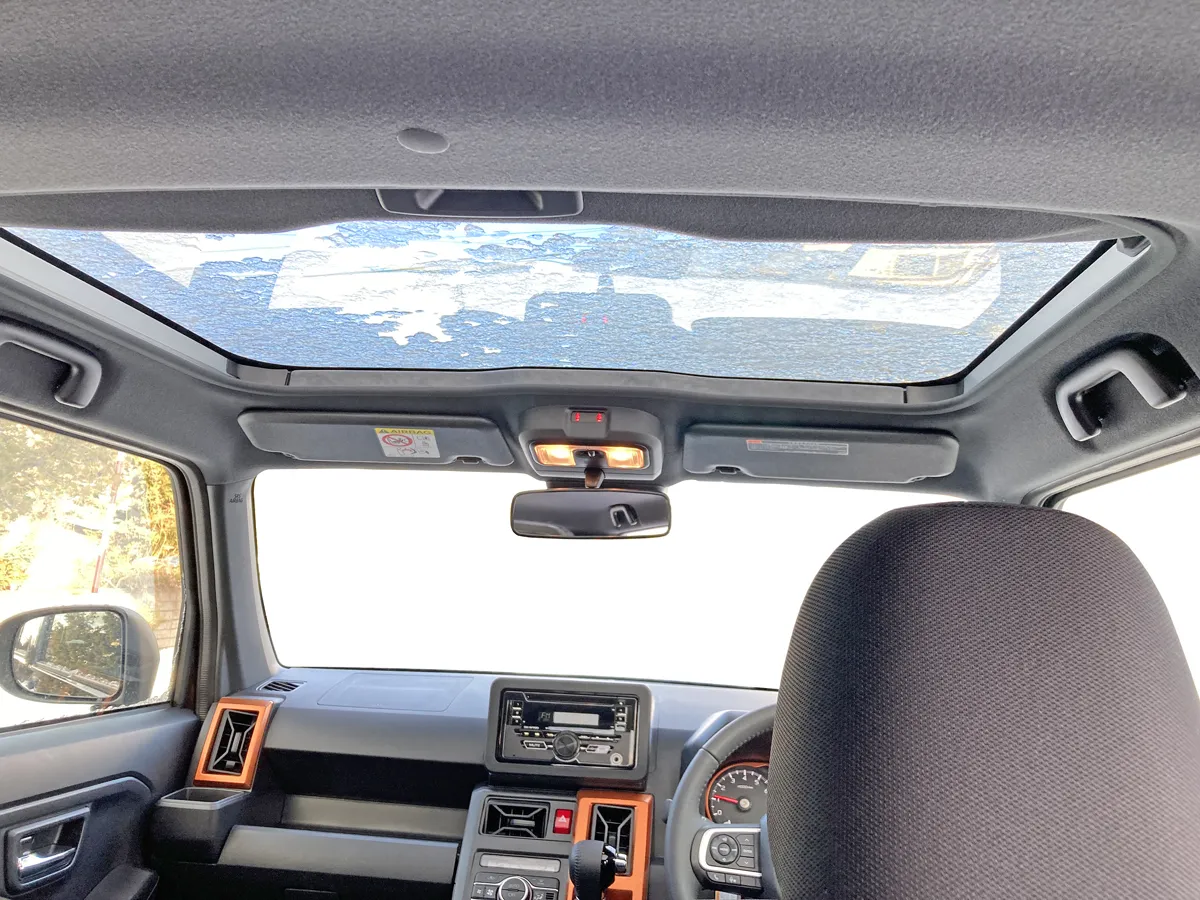 タフトのサンルーフで車内がとても明るく開放的に。