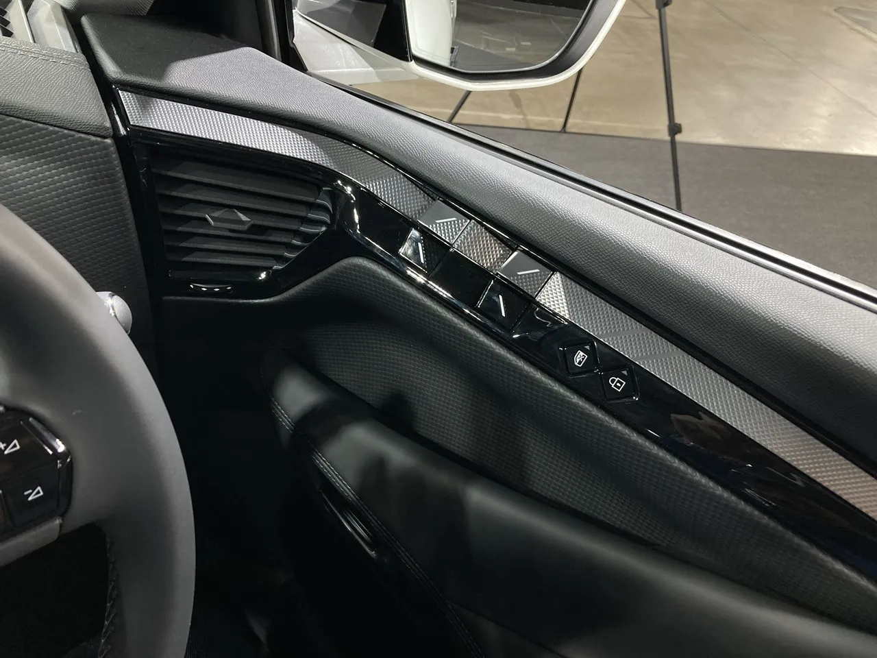 フランス車のパワーウィンドウボタンはデザインに隠れる。そしてドアが開けづらい。