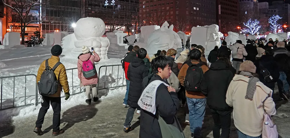 観光客と雪像