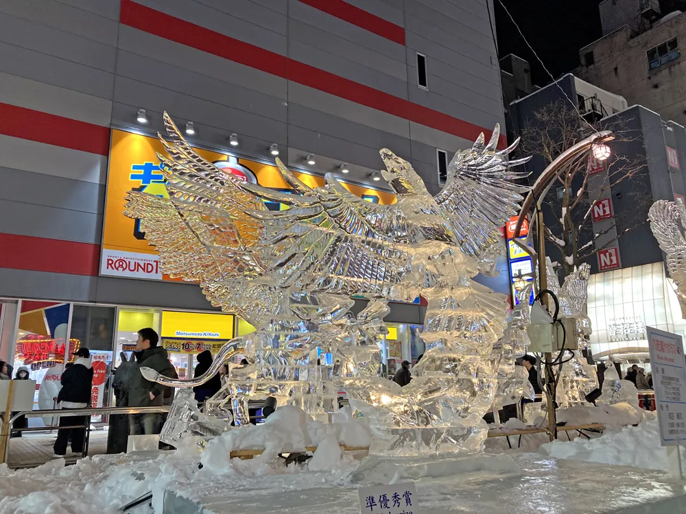 八咫烏（ヤタカラス）の氷像。日本神話に登場するカラス（烏）であり、導きの神。さっぽろ雪まつり。