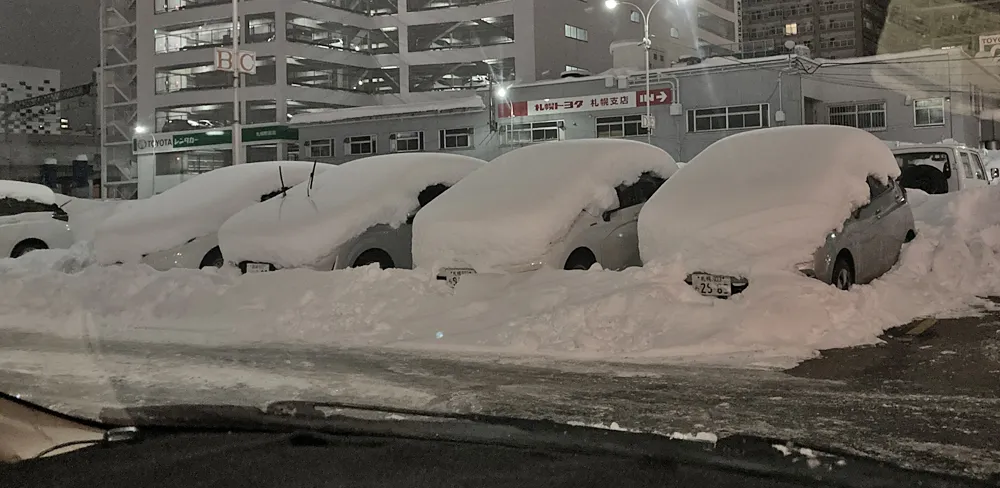 札幌駅の駐車場。雪に埋まったクルマ。