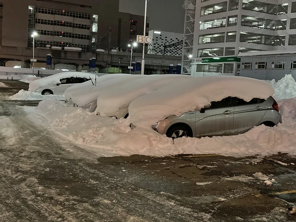 札幌駅の駐車場。雪に埋まったクルマその２