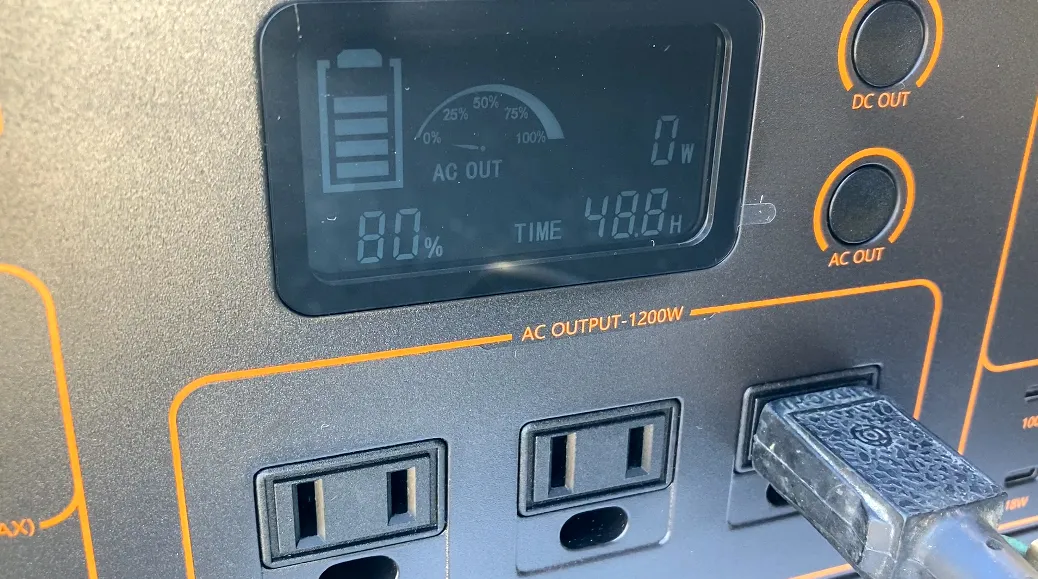 ポータブル電源にパイプマシンのコンセントを接続。