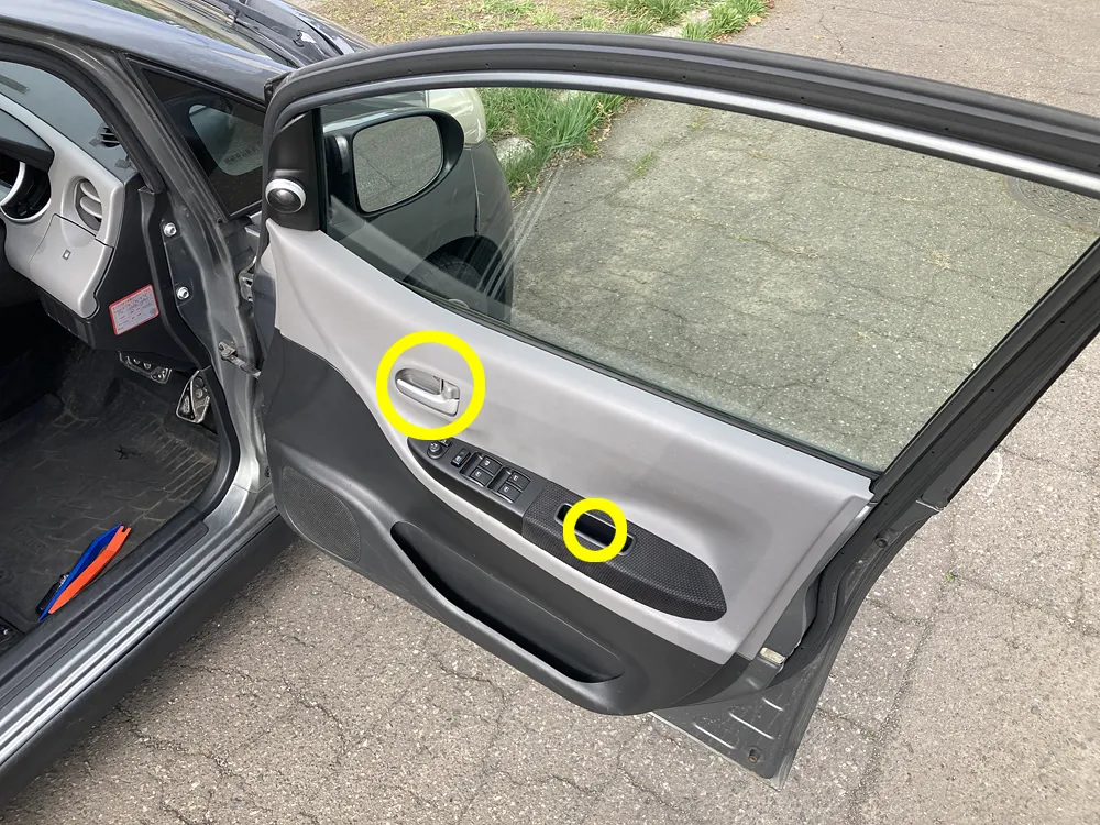 ドアの内張りを外します。ドアノブと取手のプラスネジを外す。