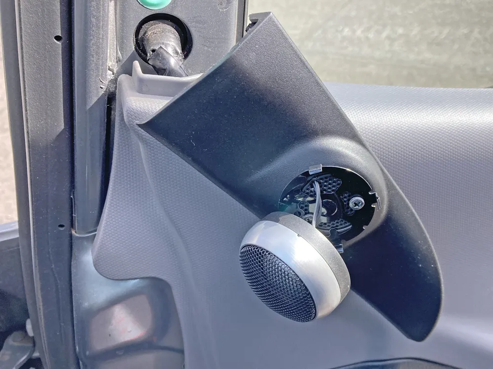 ツイーターを留めているプラスチックも外します。ネジは無し。