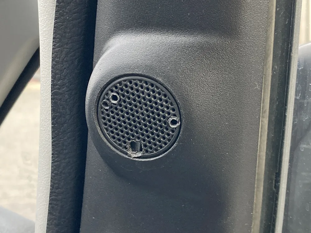 ツイーターのネジ穴とケーブル通し穴