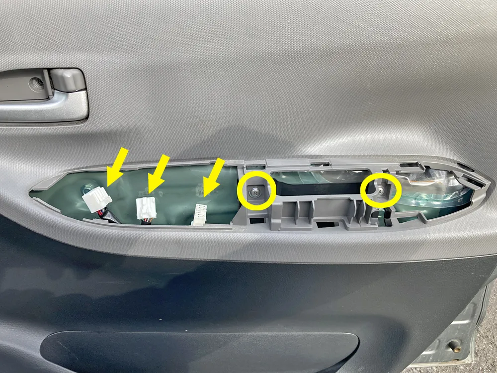 パワーウィンドウスイッチを外します。コネクタも外しましょう。