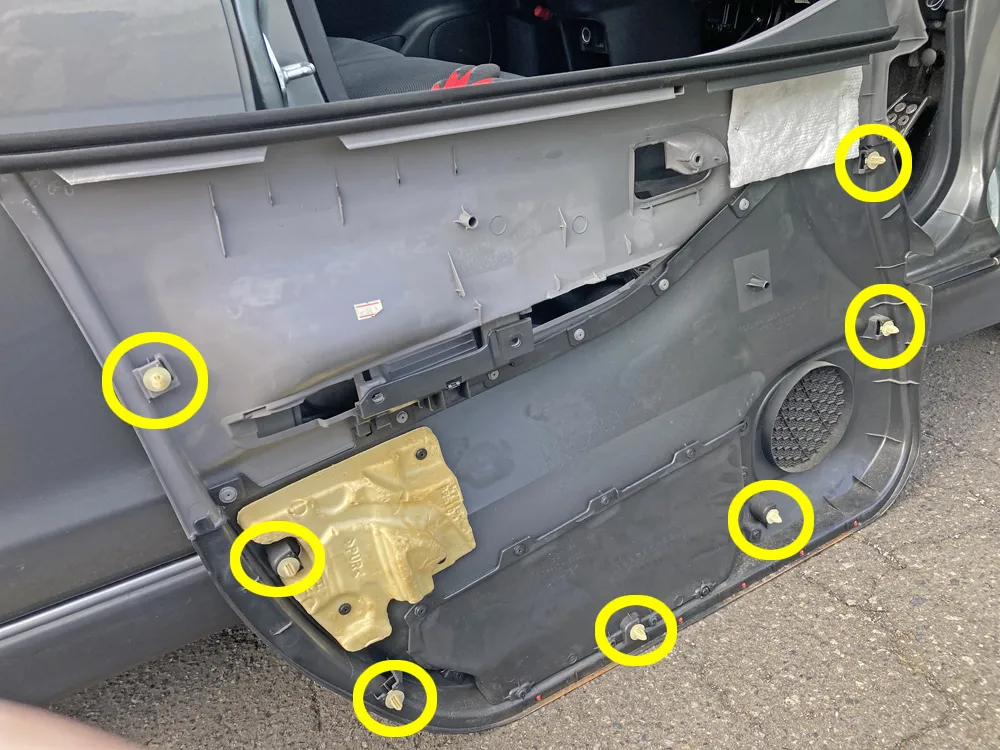 ドアの内張りインナーは７つのグロメットで固定。