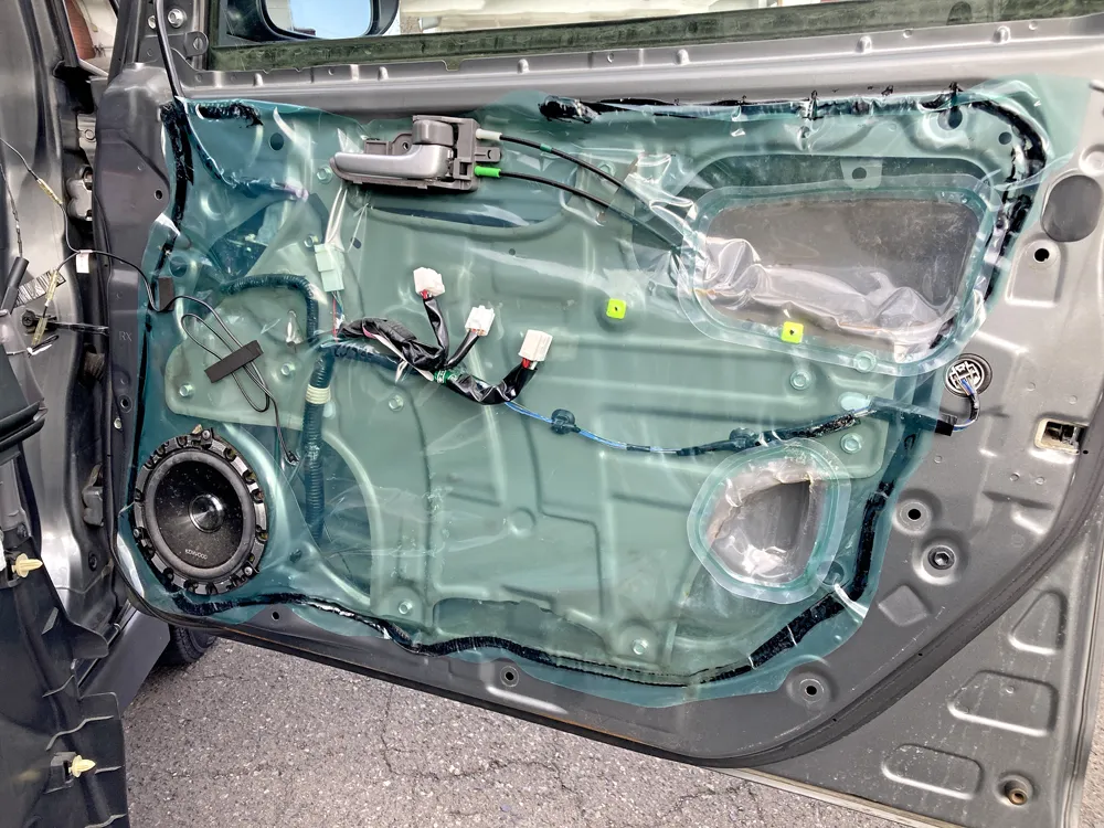 ソニカのフロントドアとスピーカー