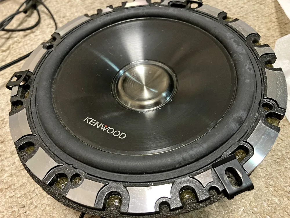 清掃したドアスピーカー。