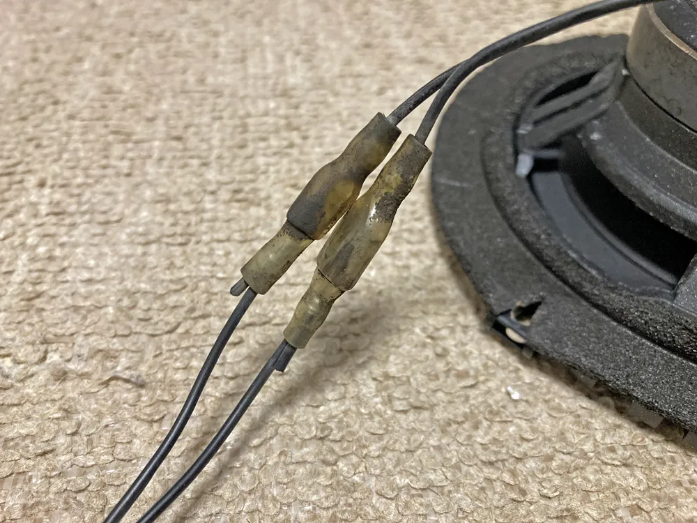 14年の利用で薄汚れたスピーカーコネクタ。