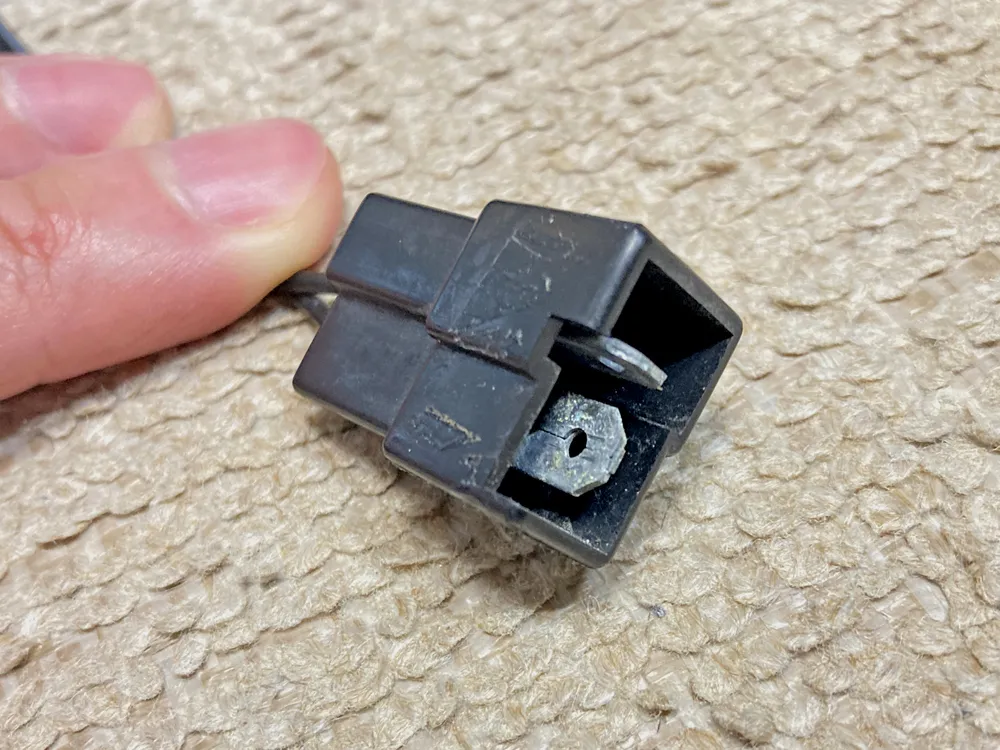 同じく汚れて腐食したドアスピーカーコネクタ