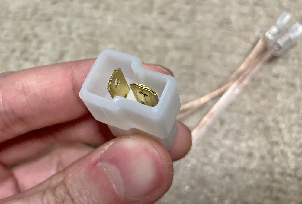 車体側のスピーカーコネクタと接続する部分。