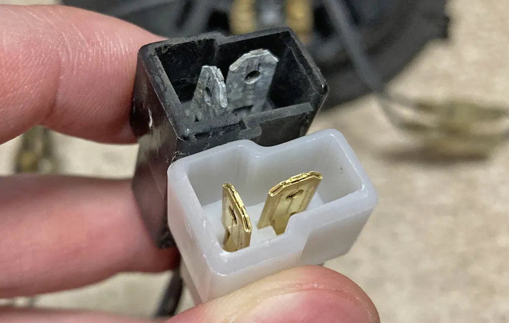 14年使用したメーカー純正スピーカーコネクタと比較。