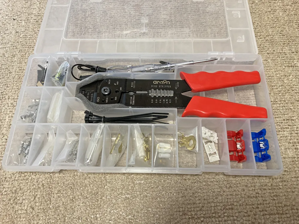 スピーカーコードの端子をカシメる。